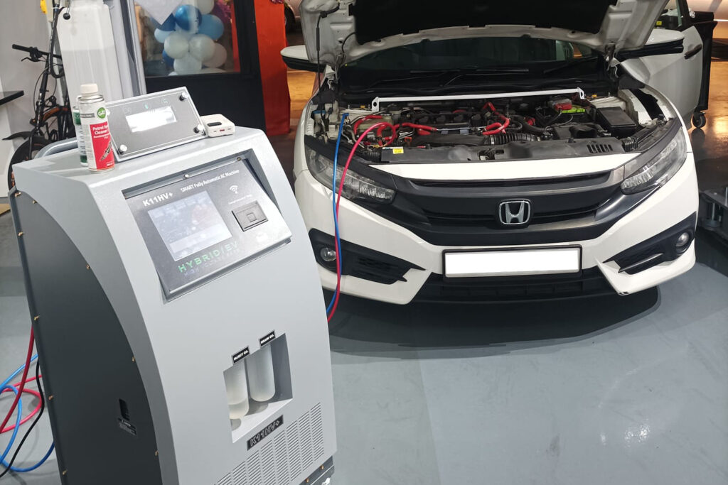 experienced technician is well versed in diagnosing car aircon compressor repair and replacement problems.jpg